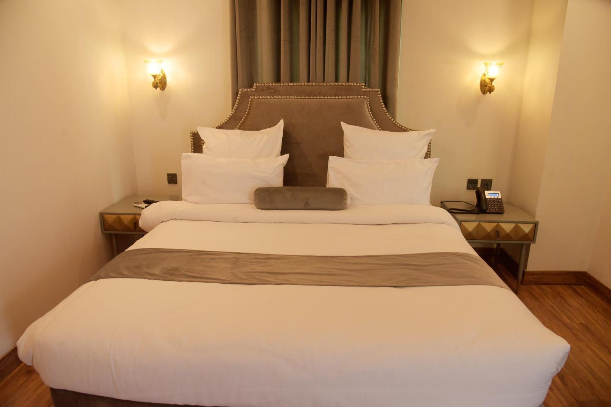 The Rich Hotel & Apartments Лахор Экстерьер фото